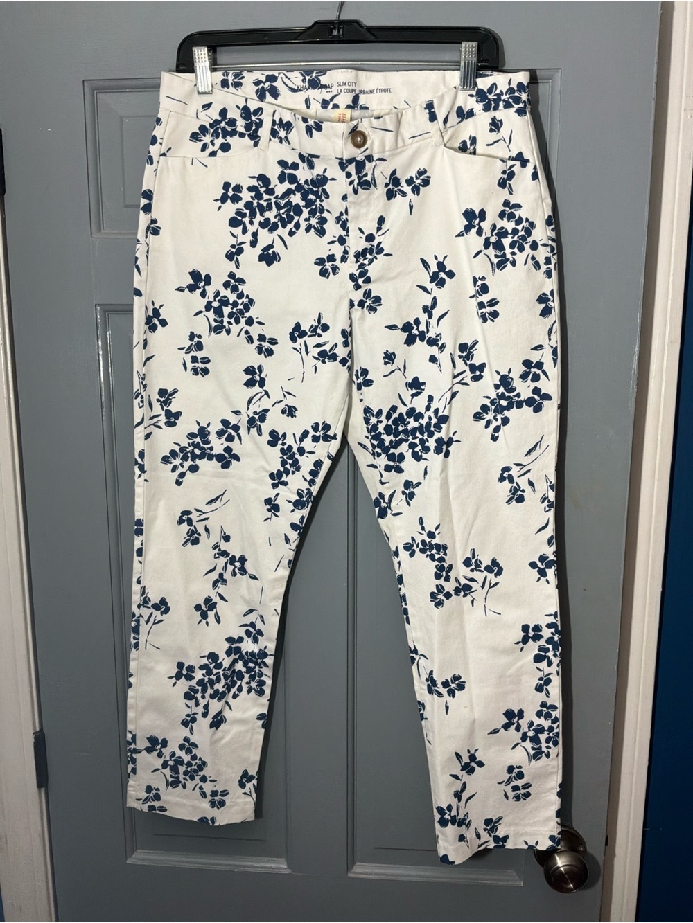 GAP White khaki slim city pants with Navy Floral Print